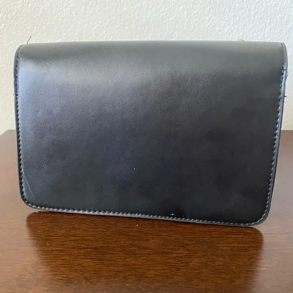 Small black purse in great condition! Never used! - Picture 2 of 2